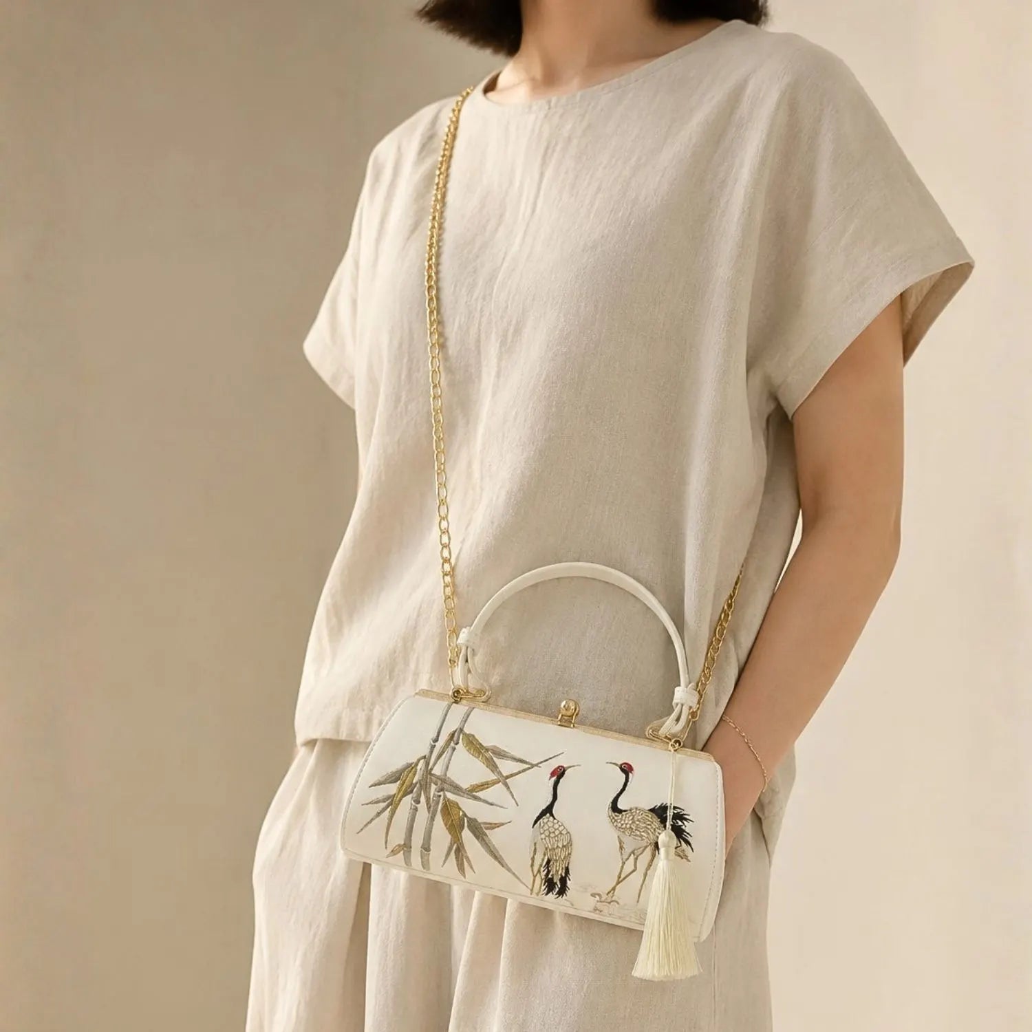 White crane bamboo embroidered handbag with gold chain, casual new Chinese style linen outfit for daily street style