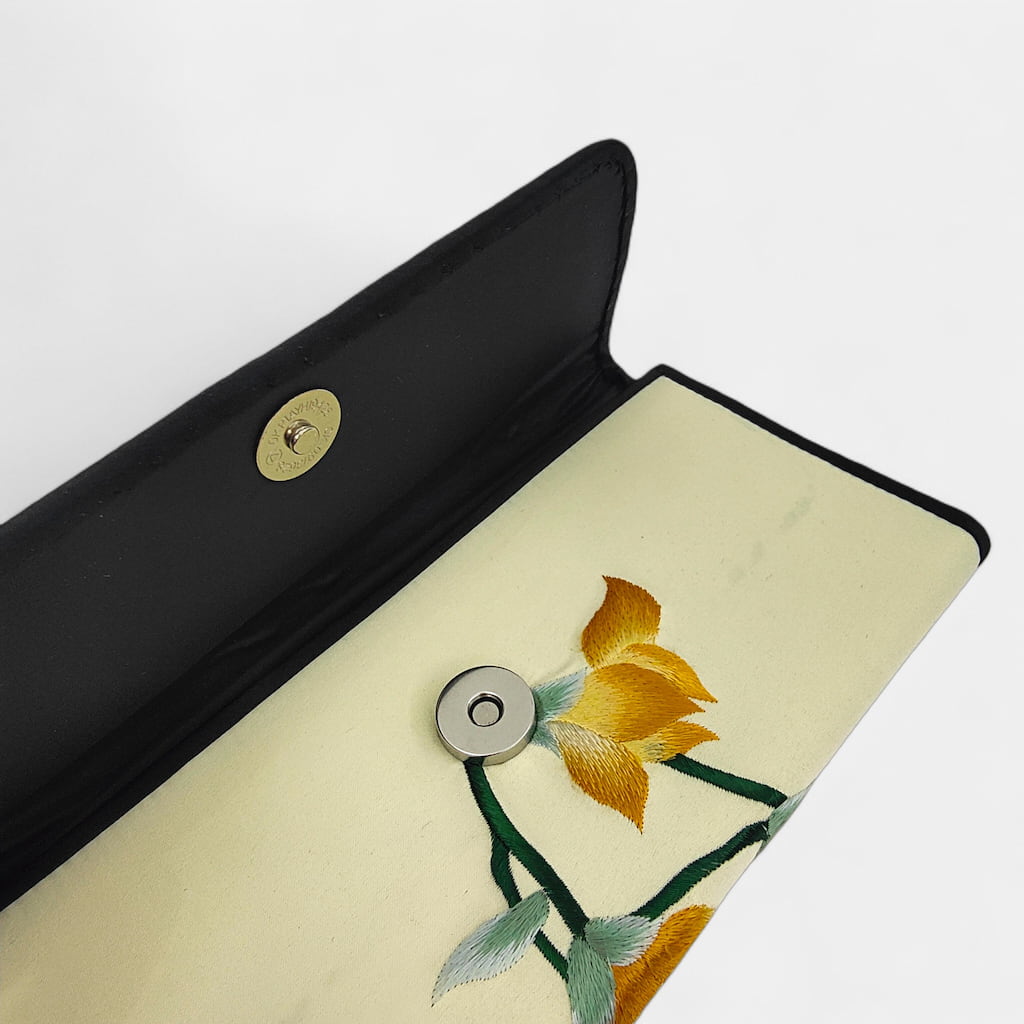 vintage-magnolia-silk-embroidered-purse-closure